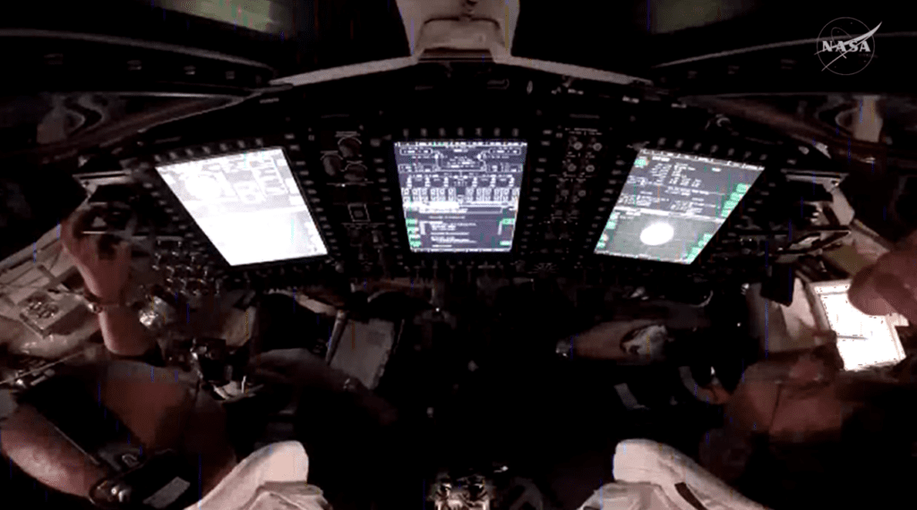 vista-por-cima-dos-ombros-dos-astronautas-dentro-da-capsula-orion-enquanto-participam-de-uma-demonstracao-de-operacoes-de-proximidade-da-missao-artemis-ii-foto-nasa-tvt-news