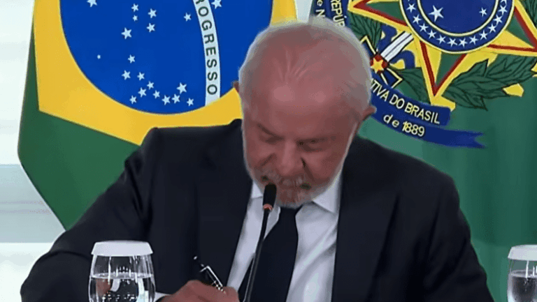 lula-sanciona-pl-que-obriga-uso-de-tornozeleira-eletronica-para-agressores-de-mulheres-lula-ao-lado-de-jana-e-da-ministra-da-casa-civil-miriam-belchior-sanciona-pl-que-obriga-uso-de-tornozeleira-para-agressores-de-mulheres-tvt-news