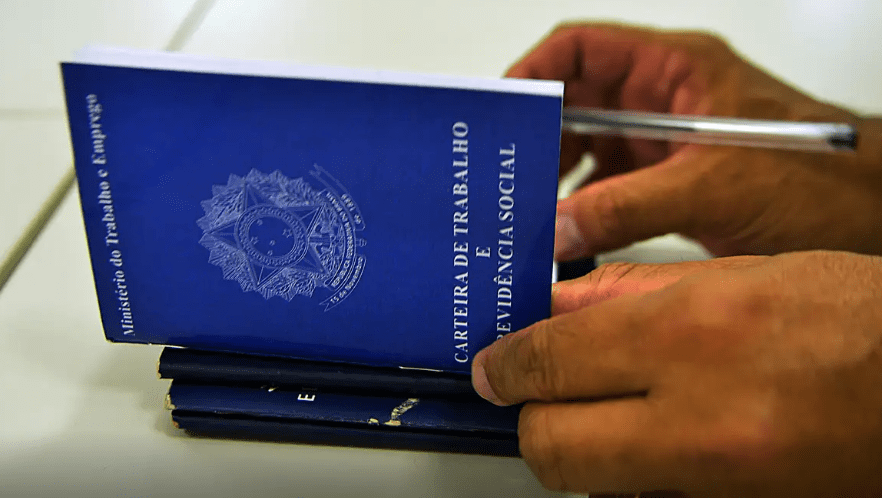 emprego-com-carteira-assinada-continua-sendo-a-prioridade-dos-brasileiros-foto-marcelo-casal-jr-agencia-brasil-tvt-news