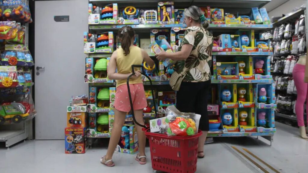 confianca-do-consumidor-registra-segunda-alta-consecutiva-diz-fgv-na-media-movel-trimestral-o-indice-subiu-0-6-ponto-para-87-8-pontos-foto-rovena-rosa-agencia-brasil-tvt-news