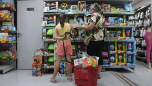 confianca-do-consumidor-registra-segunda-alta-consecutiva-diz-fgv-na-media-movel-trimestral-o-indice-subiu-0-6-ponto-para-87-8-pontos-foto-rovena-rosa-agencia-brasil-tvt-news