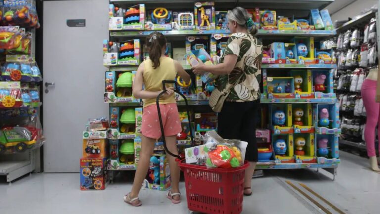 confianca-do-consumidor-registra-segunda-alta-consecutiva-diz-fgv-na-media-movel-trimestral-o-indice-subiu-0-6-ponto-para-87-8-pontos-foto-rovena-rosa-agencia-brasil-tvt-news