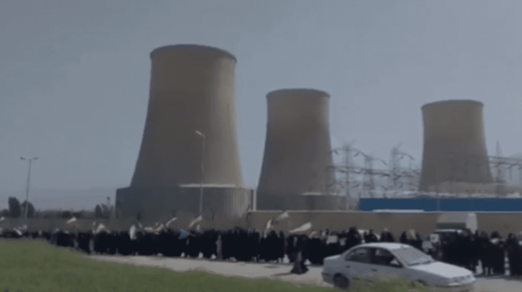 iranianos-fazem-corrente-humana-em-usinas-e-pontes-apos-ameacas-de-trump-iranianos-formam-corrente-humana-nesta-terca-como-forma-de-resistencia-pacifica-foto-reproducao-redes-sociais-tvt-news