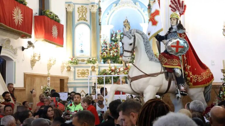 fieis-se-concentram-no-centro-do-rio-para-celebrar-dia-de-sao-jorge-em-2019-sao-jorge-foi-oficializado-como-padroeiro-do-rio-de-janeiro-foto-rovenerosa-agencia-brasil-tvt-news