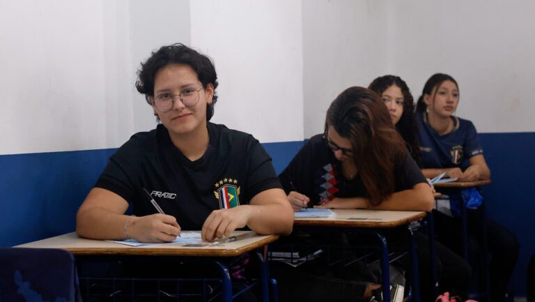 enem-2026-veja-o-prazo-para-pedir-isencao-da-taxa-de-inscricao-niteroi-rj-03-06-2025-lara-shupingahua-18-anos-aluno-do-centro-integrado-de-educacao-publica-ciep-449-governador-leonel-moura-brizola-intercultural-brasil-franca-governo-divulga-datas-para-solicitar-isencao-de-taxa-para-enem-2026-foto-tania-rego-agencia-brasil-tvt-news