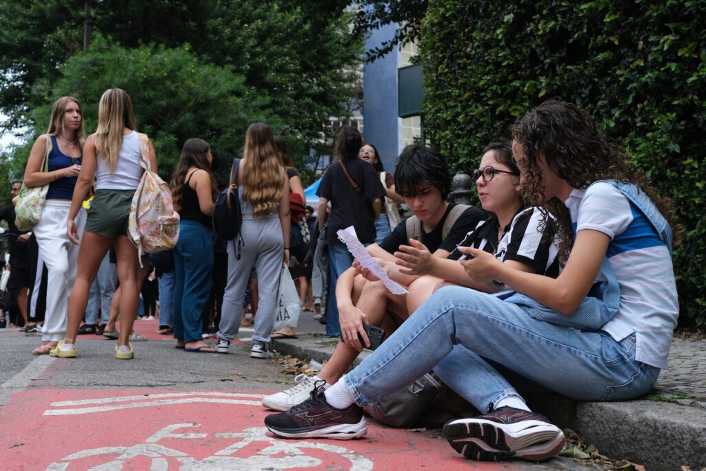 enem-2026-veja-o-prazo-para-pedir-isencao-da-taxa-de-inscricao-rio-de-janeiro-rj-09-11-2025-candidatos-chegam-para-o-primeiro-dia-de-provas-do-enem-na-universidade-santa-ursula-em-botafogo-foto-fernando-frazao-agencia-brasil-tvt-news