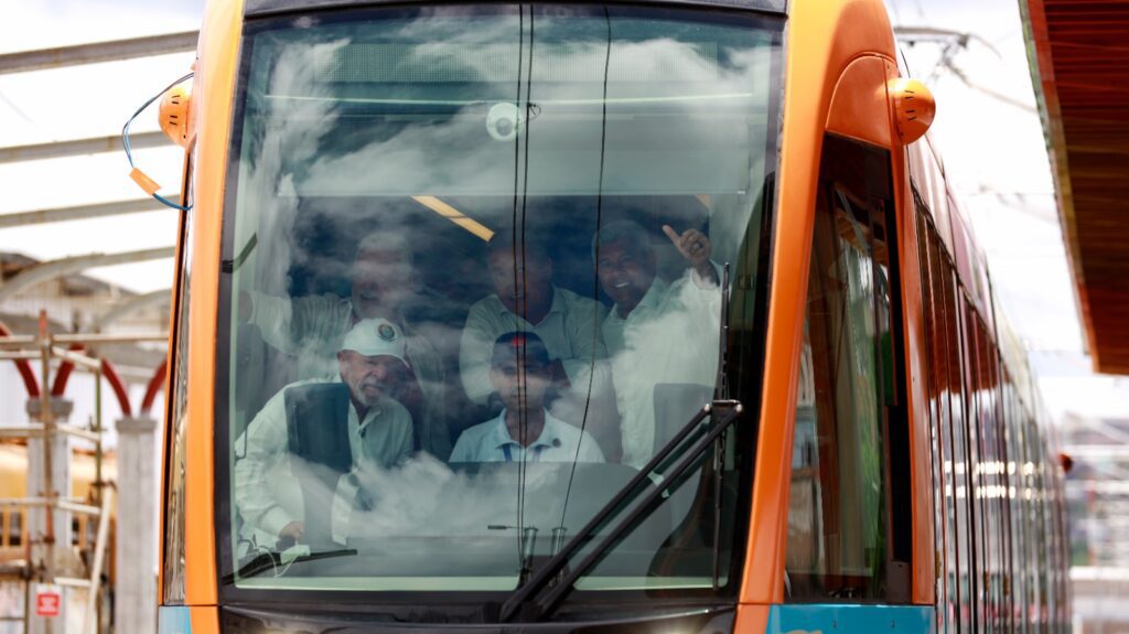 ao-lado-de-lula-o-governador-da-bahia-autoriza-nova-etapa-do-vlt-e-avanco-do-metro-em-salvador-ao-lado-de-lula-jeronimo-autoriza-nova-etapa-do-vlt-e-avanco-do-metro-em-salvador-02-04-2026-fonte-credito-feijao-almeida-govba-tvt-news