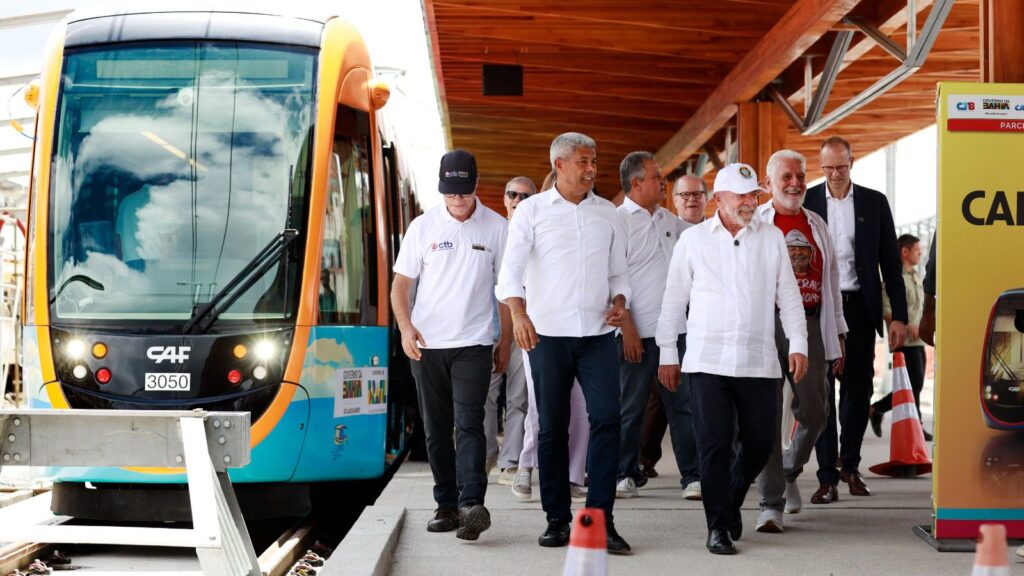 ao-lado-de-lula-o-governador-da-bahia-autoriza-nova-etapa-do-vlt-e-avanco-do-metro-em-salvador-lula-visita-salvador-e-obras-de-vlt-e-metro-nesta-quinta-feira-02-foto-feijao-almeida-govba-tvt-news