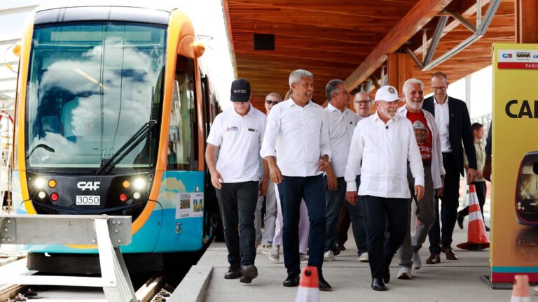 ao-lado-de-lula-o-governador-da-bahia-autoriza-nova-etapa-do-vlt-e-avanco-do-metro-em-salvador-lula-visita-salvador-e-obras-de-vlt-e-metro-nesta-quinta-feira-02-foto-feijao-almeida-govba-tvt-news