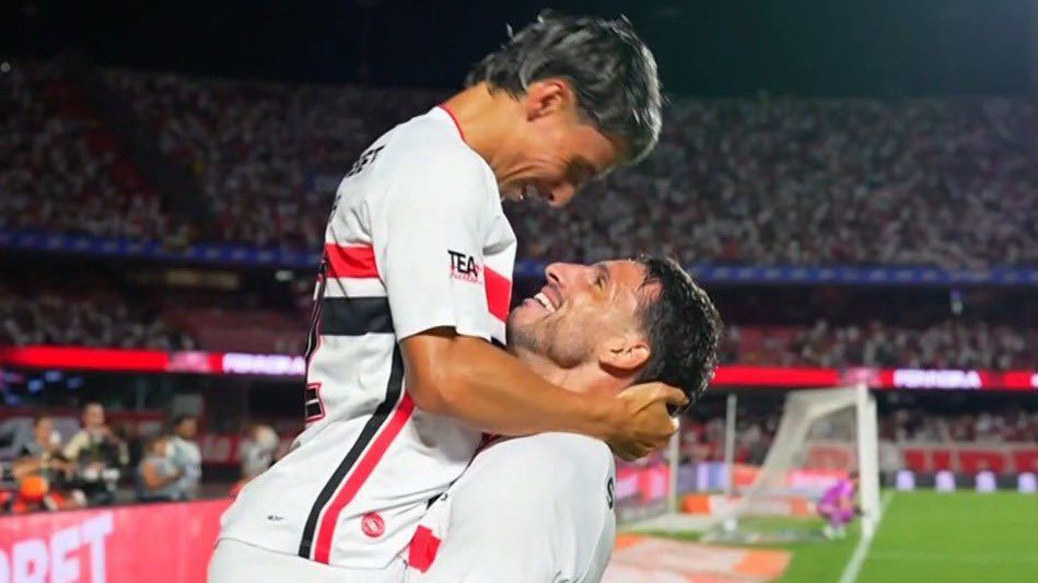 palmeiras-lider-demissao-do-dorival-junior-e-hat-trick-do-ferreirinha-veja-os-destaques-da-10-rodada-do-brasileirao-ferreirinha-atacante-do-sao-paulo-comemora-goleada-com-calleri-nesta-rodada-do-brasileirao-cena-viralizou-e-comoveu-torcedores-foto-reproducao-redes-sociais-tvt-news