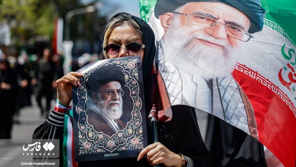 Multidões no Irã marcam 40º dia da morte do líder Supremo Khamenei 3