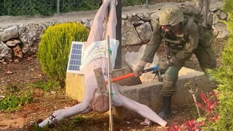 Israel-confirma-que-foto-de-soldado-atacando-estatua-de-Jesus-e-autentica-x-reproducao-tvt-news