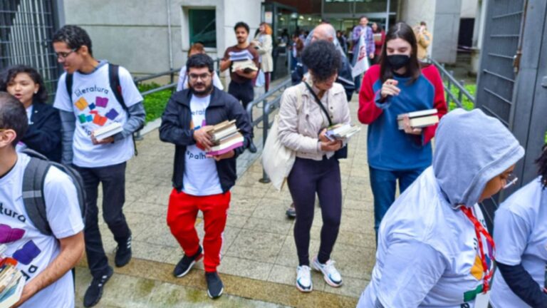 fespsp-distribui-livros-gratuitamente-no-centro-de-sp-nesta-quinta-23-iniciativa-ja-doou-mais-de-100-mil-exemplares-em-duas-decadas-divulgacao-fespsp-tvt-news