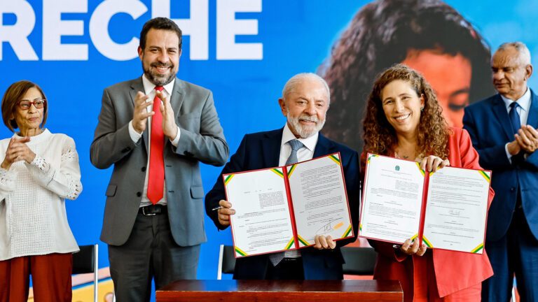 Lula-assina-medida-que-inclui-mais-terceirizados-da-Uniao-na-jornada-de-40-horas-semanais-ricardo-stuckert-pr-tvt-news