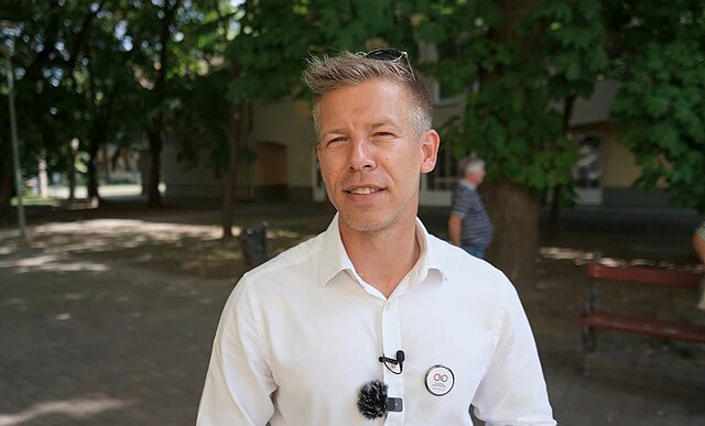 Oposição vence eleições na Hungria e encerra 16 anos de governo Orbán 2 lider-do-partido-tisza-peter-magyar-mantem-a-agenda-conservadora-mas-promete-retirar-a-hungria-de-uma-enorme-crise-economica-e-politica-promovida-por-orban-foto-revesz-gabor-creative-commons-attribution-3-0-tvt-news