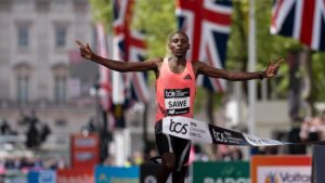 Queniano bate recorde mundial e conclui maratona abaixo de 2 horas