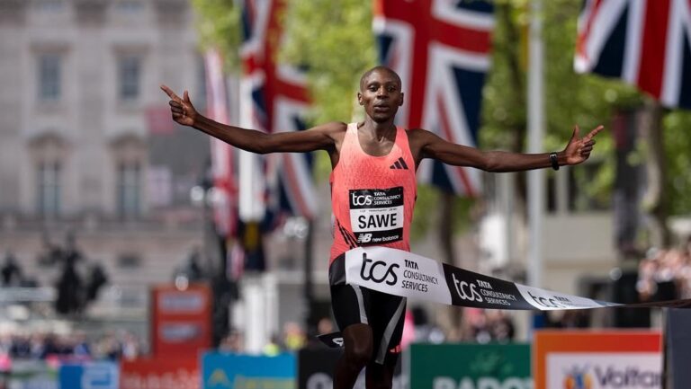 queniano-bate-recorde-mundial-e-corre-maratona-em-menos-de-duas-horas-tvt-news