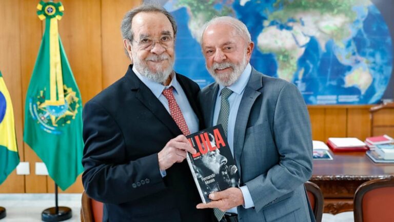 lula-recebe-2o-volume-de-biografia-das-maos-de-fernando-morais-tive-a-honra-de-receber-diretamente-do-autor-o-primeiro-exemplar-disse-lula-foto-ricardo-stuckert-pr-tvt-news