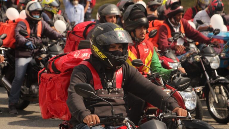 trabalhador-avulso-digital-conheca-a-nova-categoria-para-motoristas-de-aplicativo-greve-de-entregadores-de-aplicativo-na-praca-charles-miller-em-sao-paulo-no-ano-de-2021-nesta-terca-31-entregadores-ganham-nova-categoria-de-trabalhador-avulso-digital-foto-emanuela-godoy-tvt-tvt-news