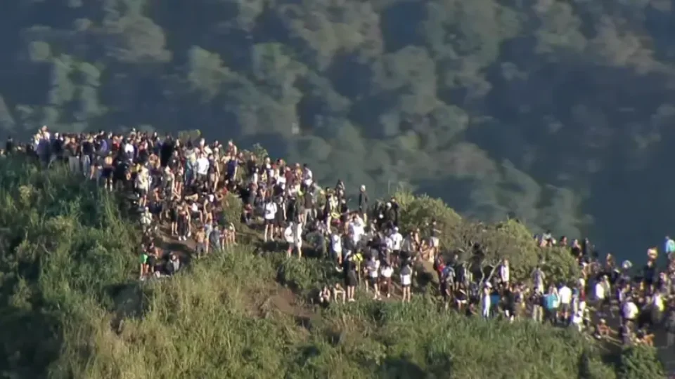 turistas-comecam-descer-morro-do-vidgal-apos-tiroteio-turistas-ilhados-conseguem-sair-em-trilha-foto-reproducao-tvt-news