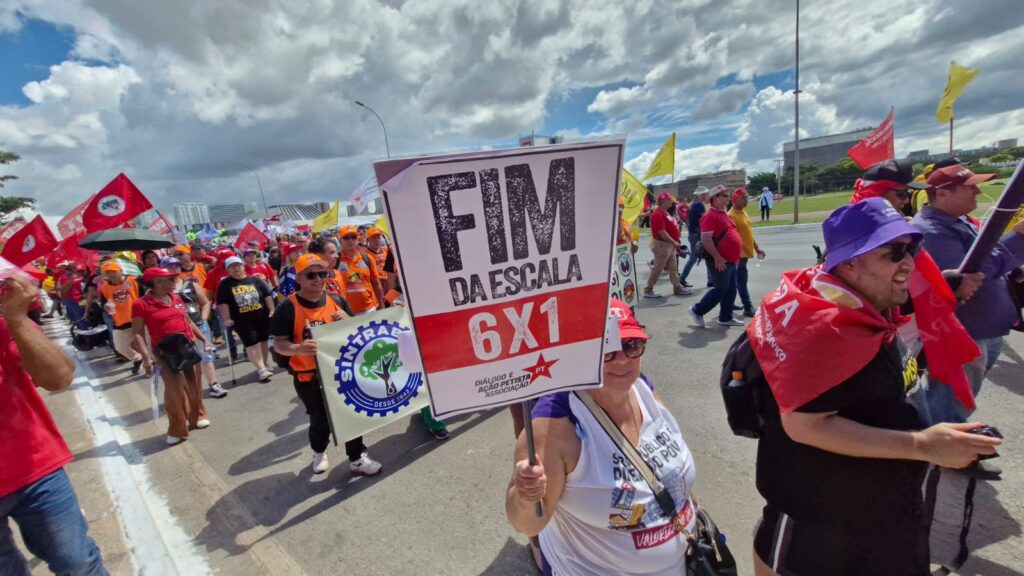 hugo-motta-marca-sessao-para-votacao-da-pec-6x1-nesta-sexta-marcha-trabalhadores-em-brasilia-pede-fim-da-escala-6x1-hugo-motta-quer-priorizar-pec-ricardo-weber-tvt-news-tvt-news
