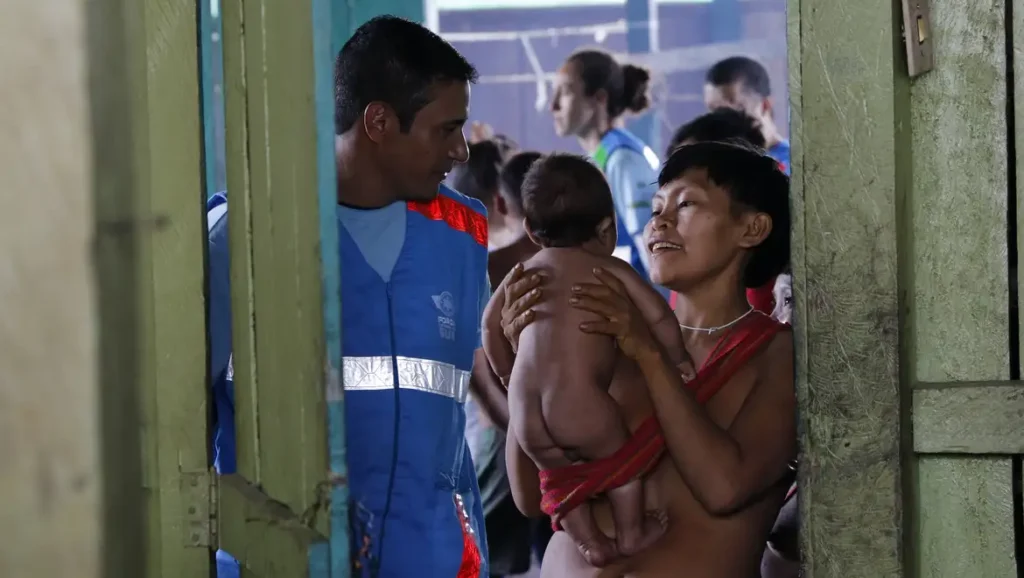mortes-por-malaria-na-terra-yanomami-cairam-80-em-2025-criancas-yanomami-recebendo-cuidados-medicos-foto-fernando-frazao-agencia-brasil-tvt-news