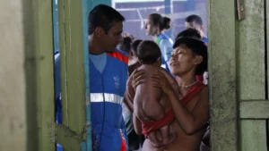 mortes-por-malaria-na-terra-yanomami-cairam-80-em-2025-criancas-yanomami-recebendo-cuidados-medicos-foto-fernando-frazao-agencia-brasil-tvt-news