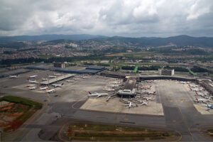 aeroportos-de-sp-tem-voos-cancelados-nesta-sexta-9-guarulhos-sp-22-03-2015-registro-aereo-do-aeroporto-internacional-de-sao-paulo-em-guarulhos-gru-o-terminal-e-popularmente-conhecido-como-cumbica-e-oficialmente-nomeado-aeroporto-governador-andre-franco-montoro-tvt-news