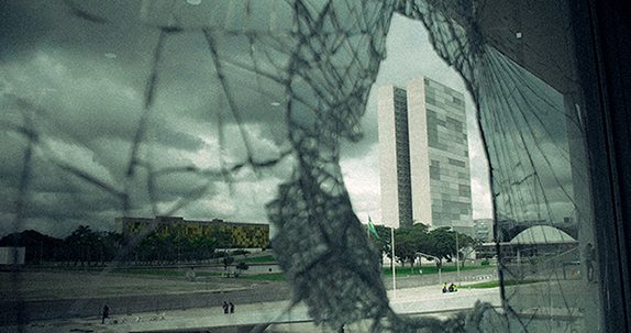 Petra Costa é finalista em categoria do Prêmio Emmy de Documentários 3 petra-costa-e-finalista-na-categoria-melhor-direcao-de-documentario-do-premio-emmy-de-noticias-e-documentarios-da-academia-nacional-de-artes-e-ciencias-televisivas-dos-estados-unidos-foto-reproducao-netflix-tvt-news