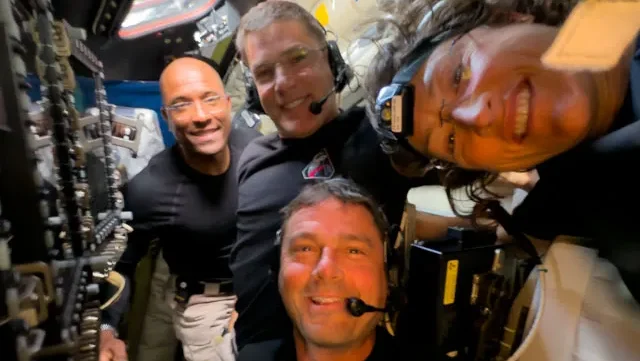 o-lado-oculto-da-lua-trump-ameaca-tomar-ira-nesta-noite-internautas-se-encantam-com-fotografias-da-missao-artemis-ii-tripulacao-da-missao-artemis-ii-foto-foi-divulgada-pela-agencia-da-nasa-tvt-news