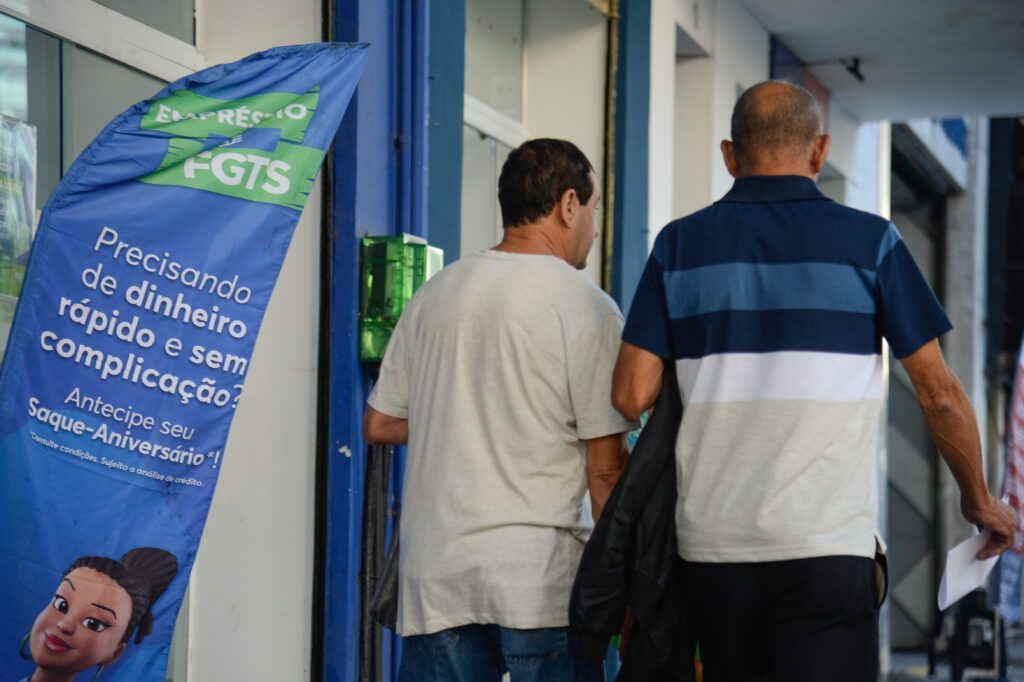 Endividamento das famílias atinge 80,4% e governo Lula estuda novas medidas 1 governo-estuda-liberar-fgts-para-auxiliar-na-reducao-do-endividamento-das-familias-foto-tomaz-silva-agencia-brasil-tvt-news