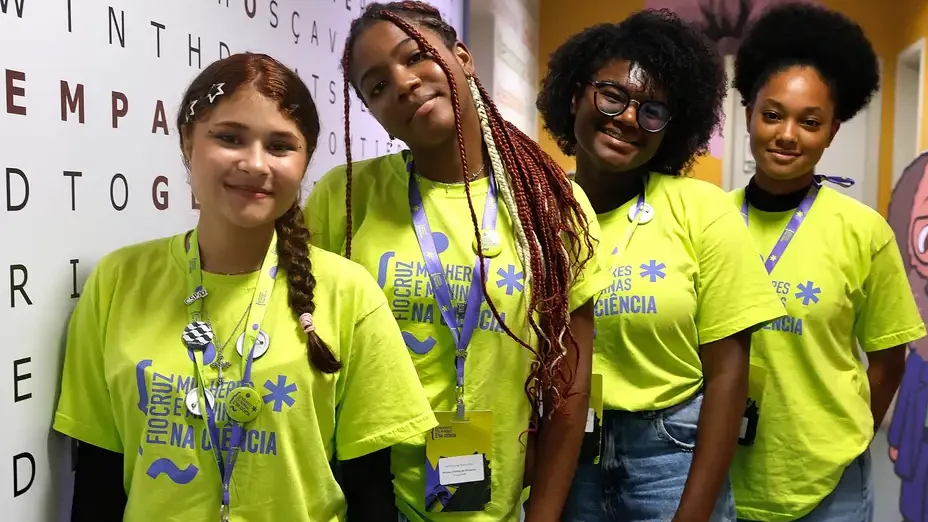 pe-de-meia-reduz-abandono-escolar-no-ensino-medio-em-43-em-dois-anos-alunas-do-ensino-medio-do-rio-de-janeiro-pe-de-meia-colabora-na-permanencia-em-sala-de-aula-foto-tania-rego-agencia-brasil-tvt-news