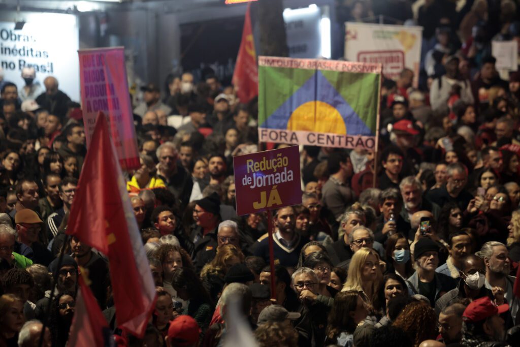 lula-deve-enviar-ao-congresso-projeto-para-acabar-com-a-escala-6x1-sao-paulo-sp-10-07-2025-protesto-a-atuacao-do-congresso-nacional-na-justica-tributaria-com-a-taxacao-dos-super-ricos-fim-da-escala-6x1-e-a-isencao-de-imposto-de-renda-para-quem-ganha-ate-r-5-mil-realizado-em-frente-ao-masp-foto-paulo-pinto-agencia-brasil-tvt-news