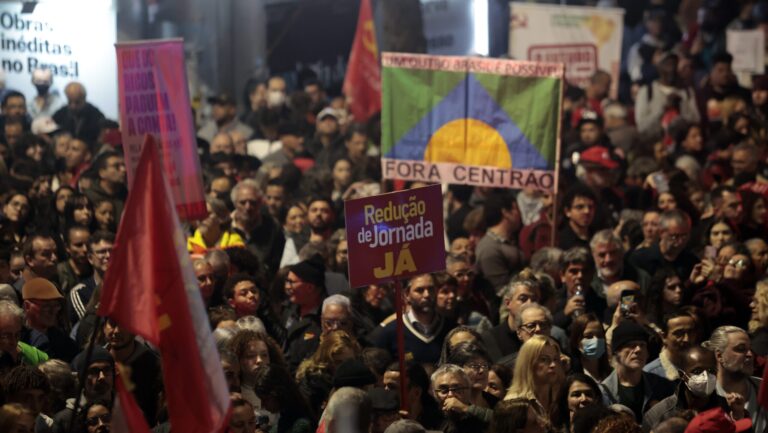 camara-debate-fim-da-escala-6x1-hoje-sao-paulo-sp-10-07-2025-protesto-a-atuacao-do-congresso-nacional-na-justica-tributaria-com-a-taxacao-dos-super-ricos-fim-da-escala-6x1-camara-discute-hoje-pec-sobre-escala-6x1-foto-paulo-pinto-agencia-brasil-tvt-news