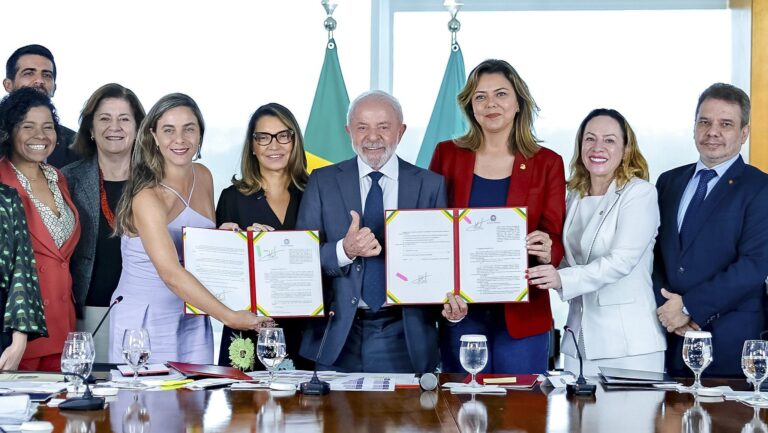 lula-sanciona-pl-que-obriga-uso-de-tornozeleira-eletronica-para-agressores-de-mulheres-lula-ao-lado-de-jana-e-da-ministra-da-casa-civil-miriam-belchior-sanciona-pl-que-obriga-uso-de-tornozeleira-para-agressores-de-mulheres-tvt-news
