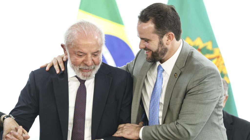 governo-lula-deve-aliviar-preco-do-diesel-nos-proximos-dias-brasilia-df-07-01-2026-o-presidente-luiz-inacio-lula-da-silva-e-o-ministro-da-fazenda-interino-dario-durigan-durante-cerimonia-para-anuncio-da-rede-nacional-de-hospitais-e-servicos-inteligentes-do-sus-durigan-deve-anunciar-mp-do-diesel-nesta-terca-07-foto-marcelo-camargo-agencia-brasil-tvt-news
