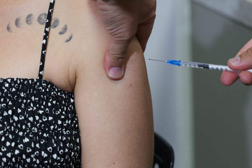 Empresas deverão disponibilizar informações sobre campanhas de vacinação de HPV e cânceres de mama, de colo do útero e de próstata 1 a-vacinacao-contra-o-hpv-no-brasil-e-gratuita-pelo-sus-oferecendo-dose-unica-para-meninas-e-meninos-de-9-a-14-anos-ou-para-usuarios-de-prep-15-a-45-anos-foto-fabio-rodrigues-pozzebom-agencia-brasil-tvt-news