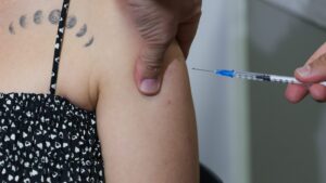 a-vacinacao-contra-o-hpv-no-brasil-e-gratuita-pelo-sus-oferecendo-dose-unica-para-meninas-e-meninos-de-9-a-14-anos-ou-para-usuarios-de-prep-15-a-45-anos-foto-fabio-rodrigues-pozzebom-agencia-brasil-tvt-news