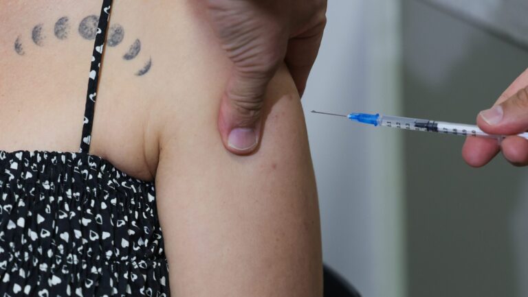 a-vacinacao-contra-o-hpv-no-brasil-e-gratuita-pelo-sus-oferecendo-dose-unica-para-meninas-e-meninos-de-9-a-14-anos-ou-para-usuarios-de-prep-15-a-45-anos-foto-fabio-rodrigues-pozzebom-agencia-brasil-tvt-news