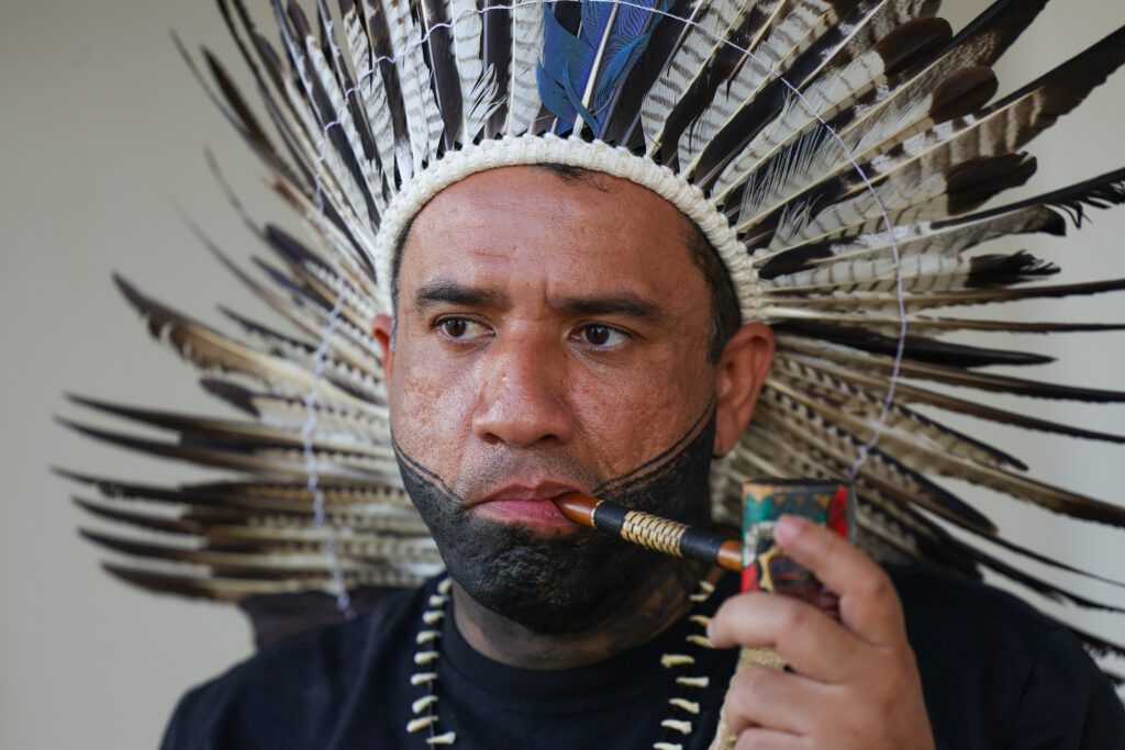 a-22-edicao-do-acampamento-terra-livre-atl-comeca-neste-fim-de-semana-em-brasilia-o-evento-e-considerado-a-maior-mobilizacao-indigena-do-pais-o-coordenador-executivo-da-articulacao-dos-povos-indigenas-do-brasil-apib-dinamam-tuxa-fala-com-agencia-brasil-foto-fabio-rodrigues-pozzebom-agencia-brasil-tvt-news