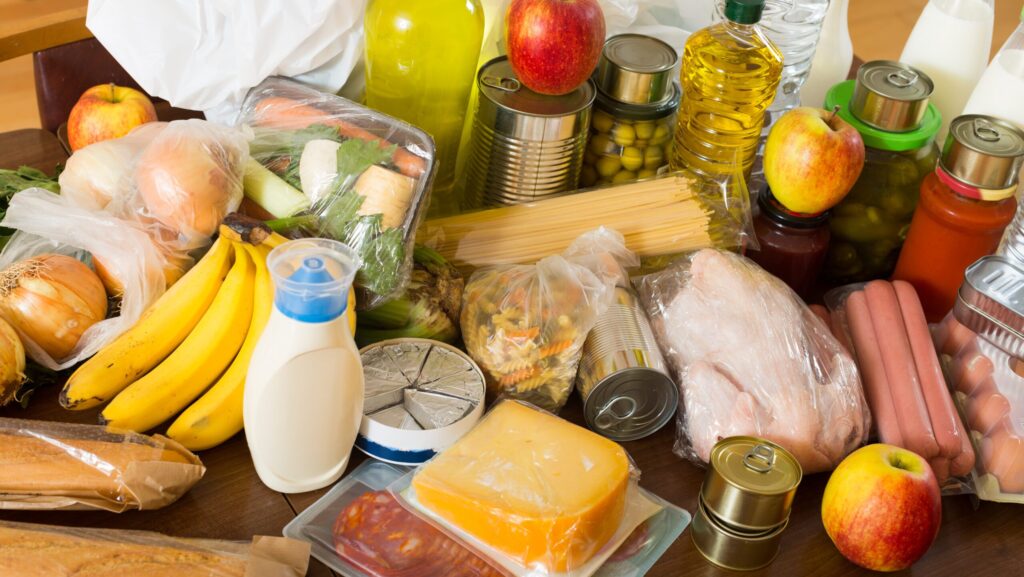 cesta-de-produtos-de-pascoa-cai-5-73-em-2026-imagem-ilustra-mesa-com-alimentos-de-cesta-de-comida-divulgacao-tvt-news