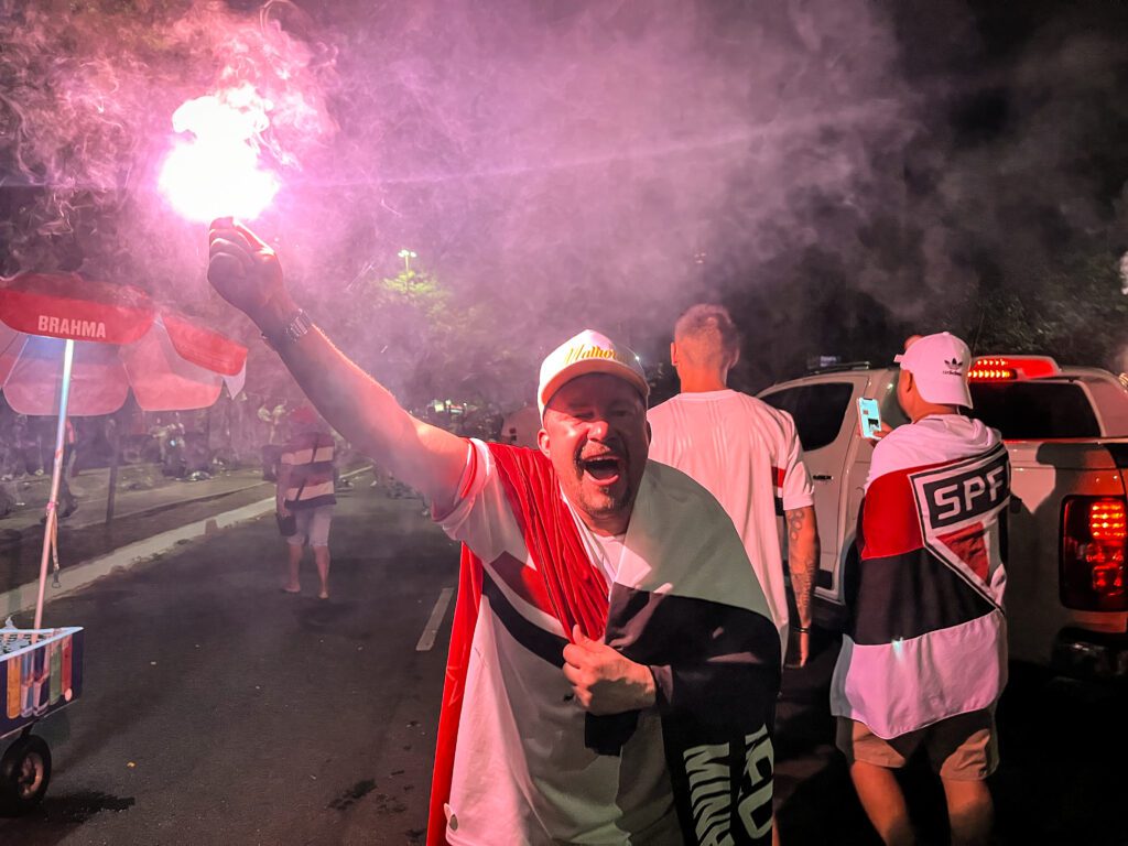 dorival-junior-deve-ser-novo-tecnico-do-sao-paulo-torcedore-comemora-nos-arredores-do-morumbi-primeiro-titulo-da-copa-do-brasil-com-dorival-junior-como-tecnico-foto-emanuela-godoy-tvt-news-tvt-news