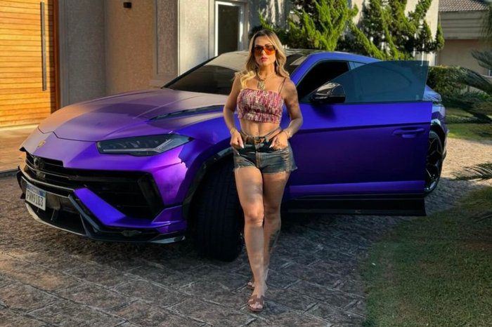 deolane-bezerra-e-presa-por-suspeita-de-lavagem-de-dinheiro-para-o-pcc-deolane-posa-ao-lado-de-carro-de-luxo-foto-reproducao-redes-tvt-news