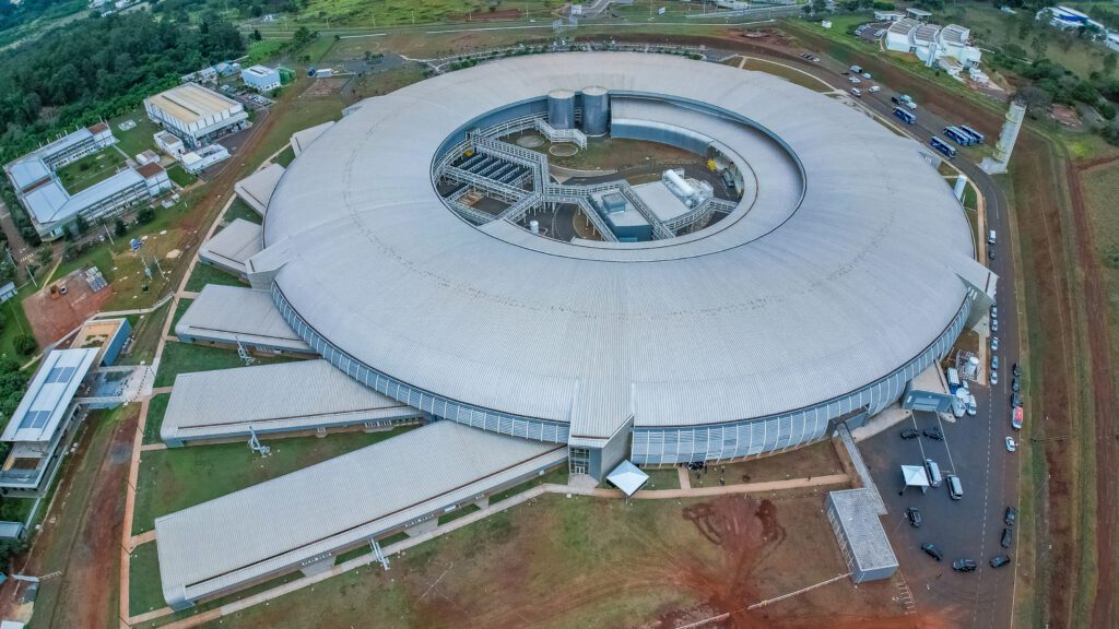 Governo expande complexo científico Sirius e projeta laboratório de segurança máxima 1 governo-expande-complexo-cientifico-sirius-e-projeta-laboratorio-de-seguranca-maxima-campinas-sp-04-07-2024-presidente-da-republica-luiz-inacio-lula-da-silva-durante-visita-as-linhas-de-luz-do-sirius-no-centro-nacional-de-pesquisa-em-energia-e-materiais-cnpem-foto-ricardo-stuckert-pr-tvt-news
