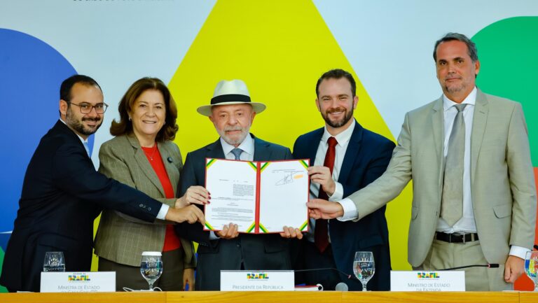 lula-assina-mp-do-novo-desenrola-para-recuperacao-financeira-de-endividados-04-05-2026-presidente-da-republica-luiz-inacio-lula-da-silva-durante-assinatura-da-medida-provisoria-referente-ao-novo-desenrola-brasil-no-palacio-do-planalto-brasilia-df-foto-ricardo-stuckert-pr-tvt-news