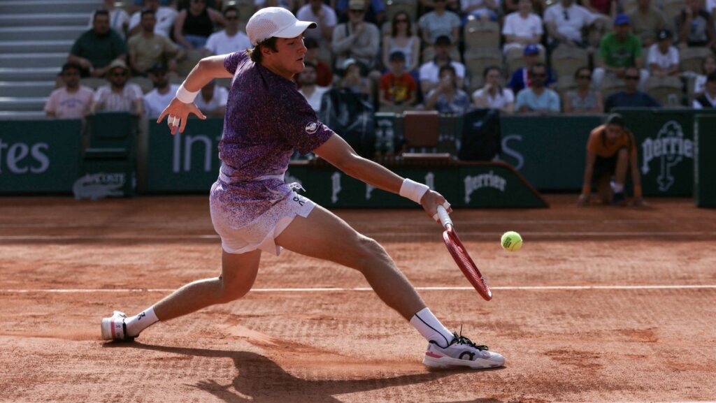 joao-fonseca-vence-djokovic-em-virada-epica-e-vai-as-oitavas-de-roland-garros-tvt-news