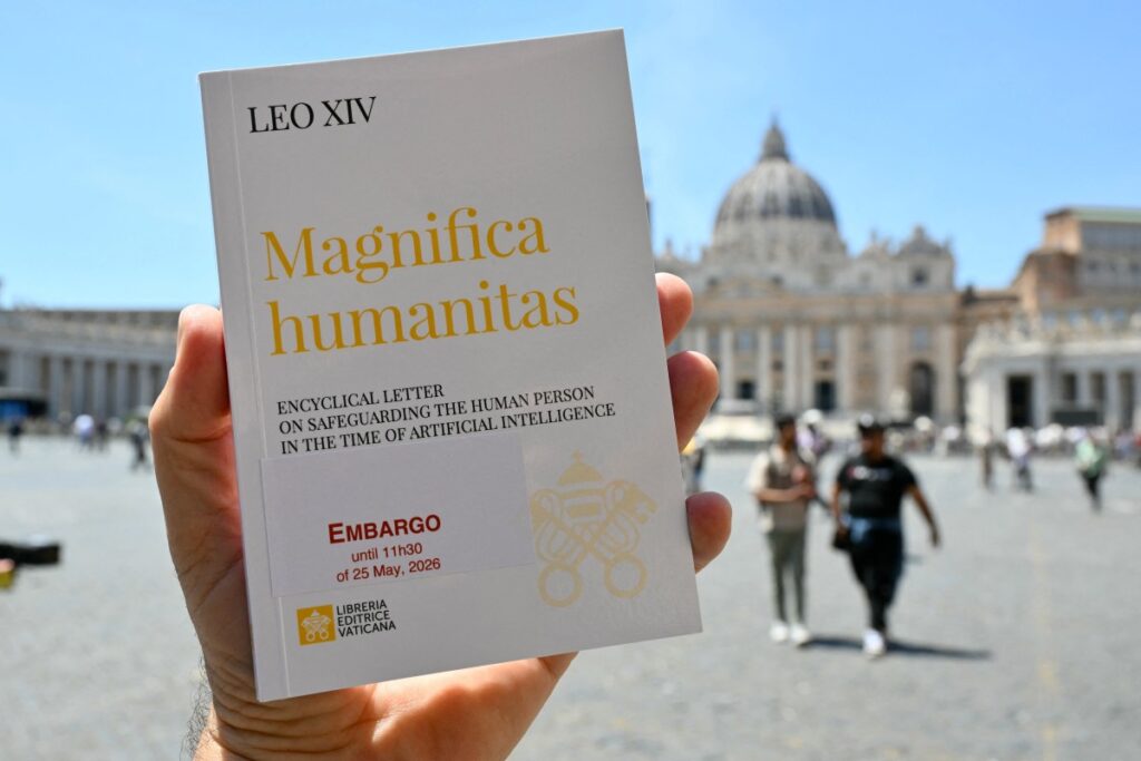 Papa Leão XIV pede perdão pela demora da Igreja em condenar a escravidão 2 Esta foto, tirada em 15 de maio de 2026 e divulgada em 25 de maio de 2025 pela Mídia do Vaticano, mostra o Papa Leão XIV assinando sua primeira Encíclica, "Magnifica Humanitas", focada na ascensão da inteligência artificial, no Vaticano. (Foto: Divulgação / Mídia do Vaticano / AFP) / Uso editorial restrito.