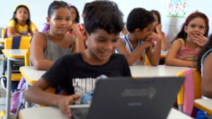 Da Redação 6 Brasil-ultrapassa-100-mil-escolas-publicas-com-internet-gratuita-e-de-qualidade-layo-stambassi-tvt-news