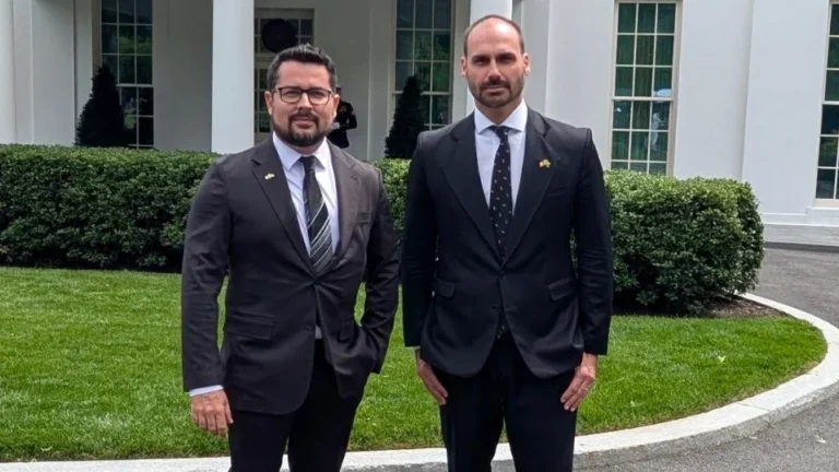 socio-de-paulo-figueiredo-intermediou-aportes-bilionarios-do-rioprevidencia-no-banco-master-paulo-figueiredo-e-eduardo-bolsonaro-em-frente-a-casa-branca-em-washington-credito-bolsonarosp-x-tvt-news