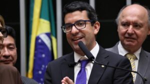 acao-da-pf-apreende-celular-de-deputado-federal-do-psdb-nova-ofensiva-policial-aumenta-a-pressao-sobre-setores-do-governo-fluminense-foto-kayo-magalhaes-camara-dos-deputados-tvt-news